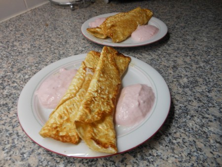 Flensjes met aardbeienkwark